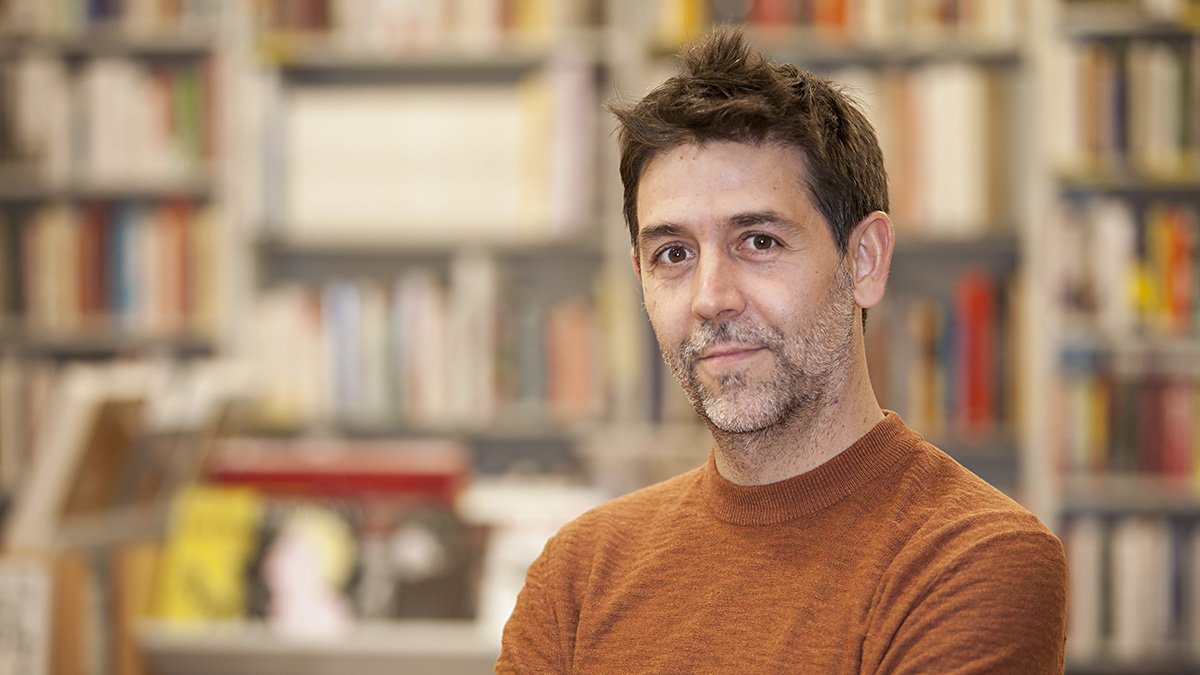 El escritor Óscar Martínez García, autor del ensayo ‘Umbrales’. JUAN PRATS
