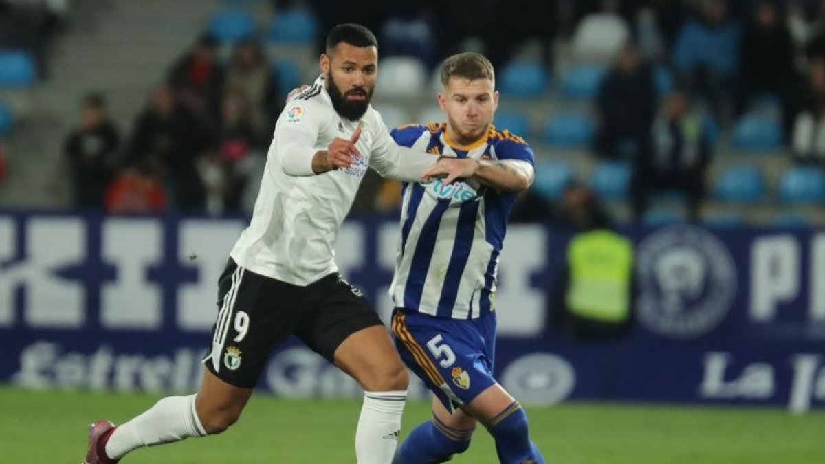 Mourad y Amo disputan la posesión del esférico en El Toralín. LaLiga