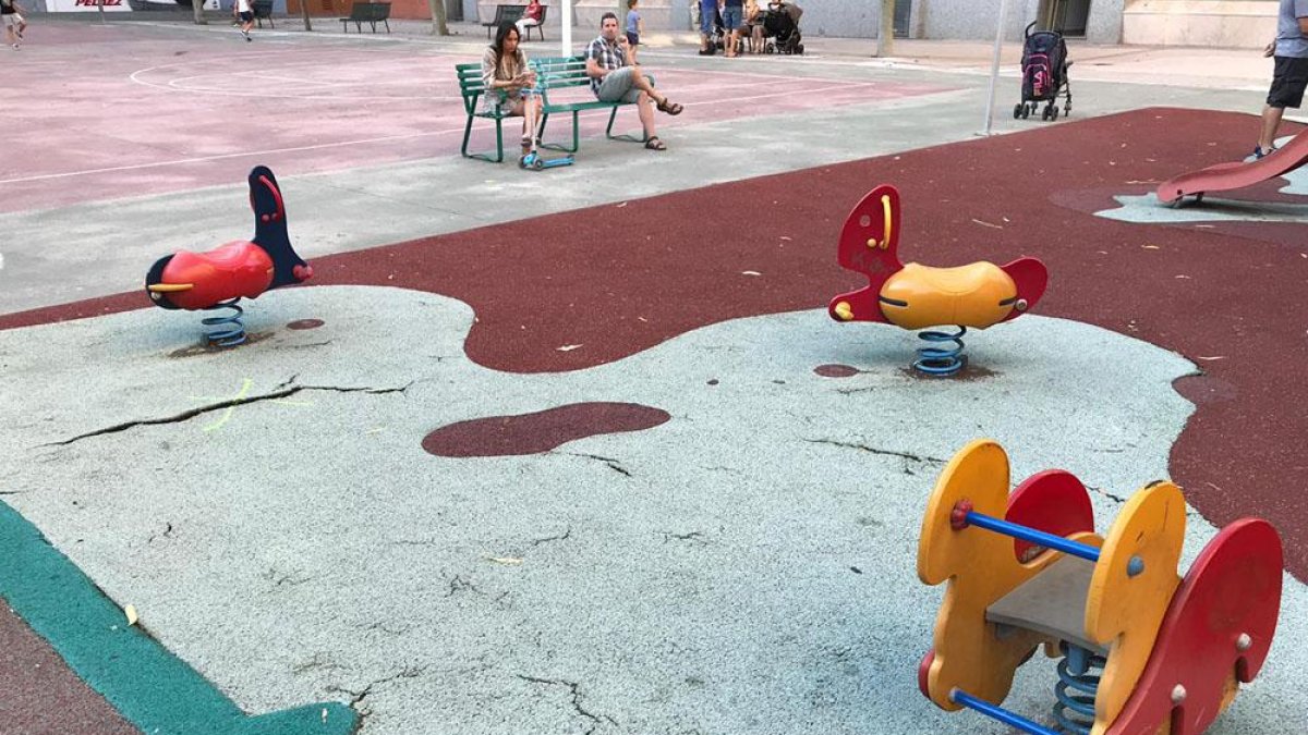 Imagen de la zona infantil ubicada en la plaza Cristóbal Colón.-ECB