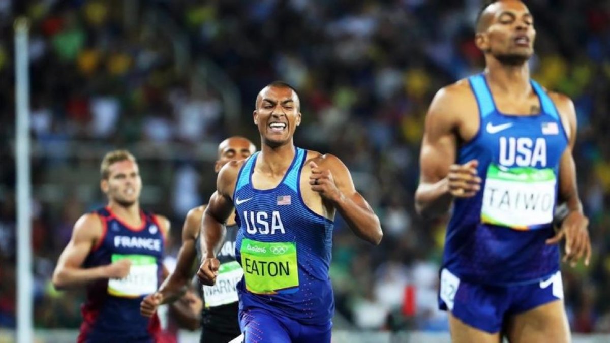 Ashton Eaton finaliza los 1.500 metros, última prueba de su triunfal decatlón.-EFE / SRDJAN SUKI