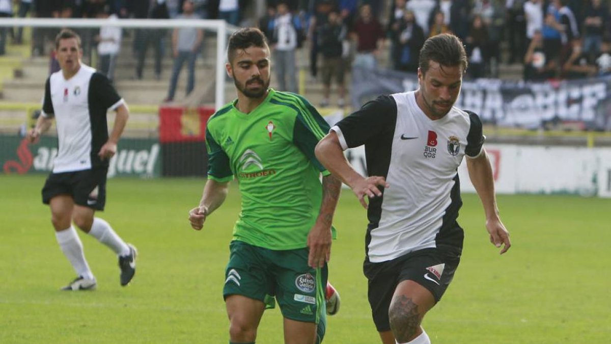 Álex Verdes conduce un balón en el choque del Burgos CF contra el Celta B-Raúl G. Ochoa