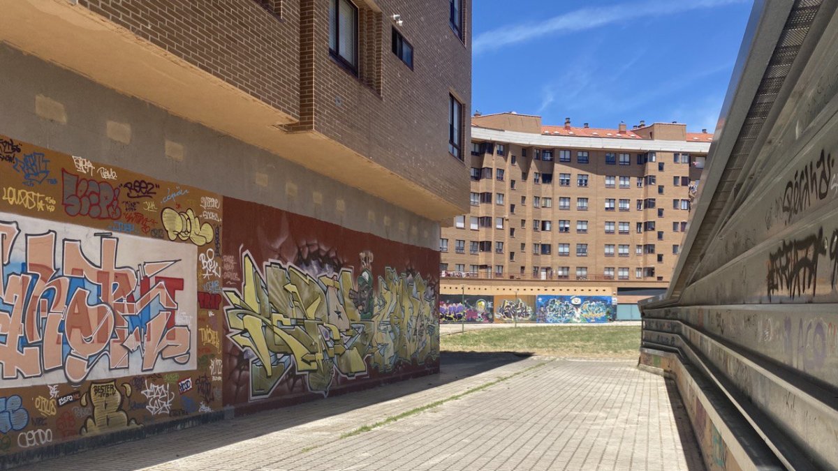 Bajos llenos de pintadas en el acceso al parque de los poetas.