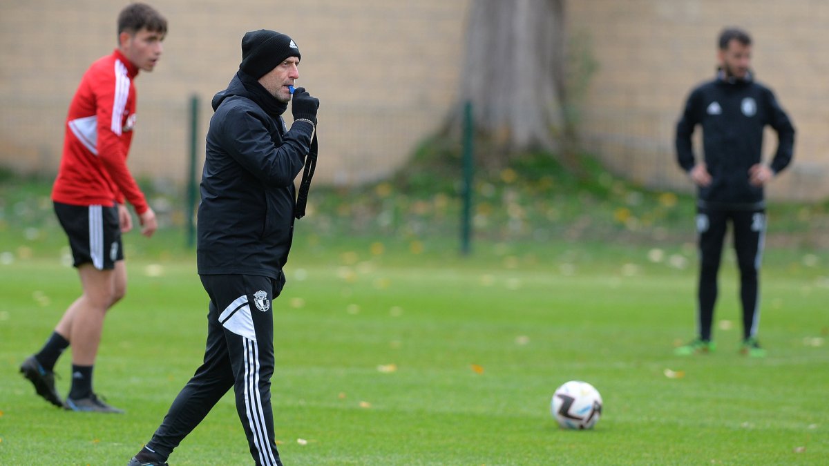 Julián Calero dirige a sus pupilos en el entrenamiento. Tomás Alonso