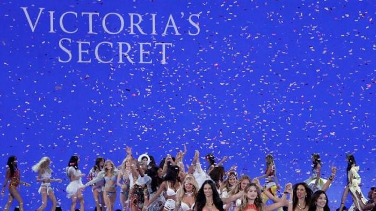 Modelos caminan por la pasarela al finalizar el desfile de la marca Victoria's Secret en Lexington Armory en Nueva York-EFE/Jason Szenes
