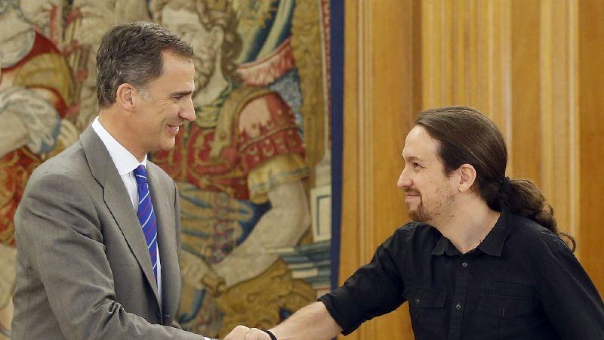 El Rey saluda al secretario general de Podemos, Pablo Iglesias (d), durante la audiencia ofrecida en el marco de la segunda ronda de consultas para la designación de candidato a la Presidencia del Gobierno, esta tarde en el Palacio de la Zarzuela, en Madr-EFE