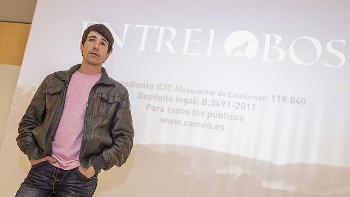 Juanjo Ballesta saludó ayer al público antes de la proyección de la película ‘Entre lobos’.-Santi Otero