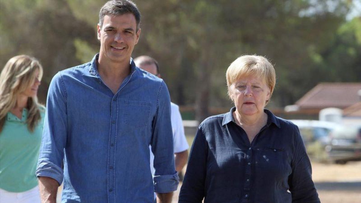 El presidente y la canciller, en la visita de ésta a Doñana.-FERNANDO CALVO
