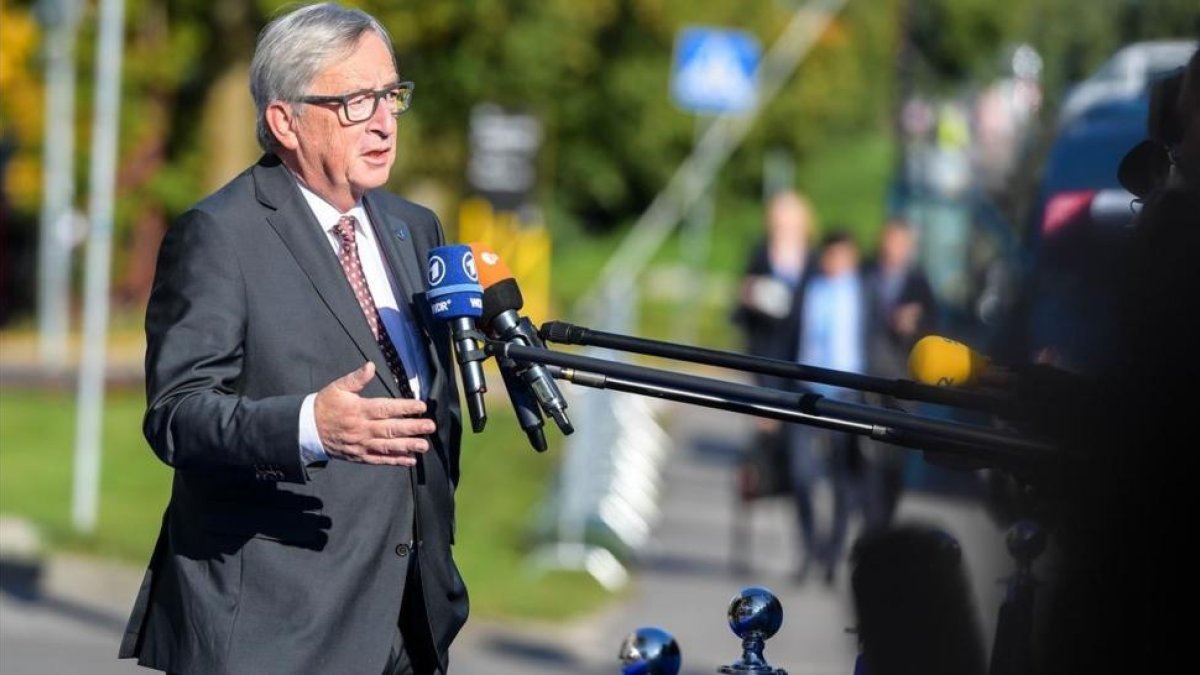 Juncker responde a los periodistas a su llegada a la cumbre de Tallin (Estonia), el 29 de septiembre-AFP / JANEK SKARZYNSKI