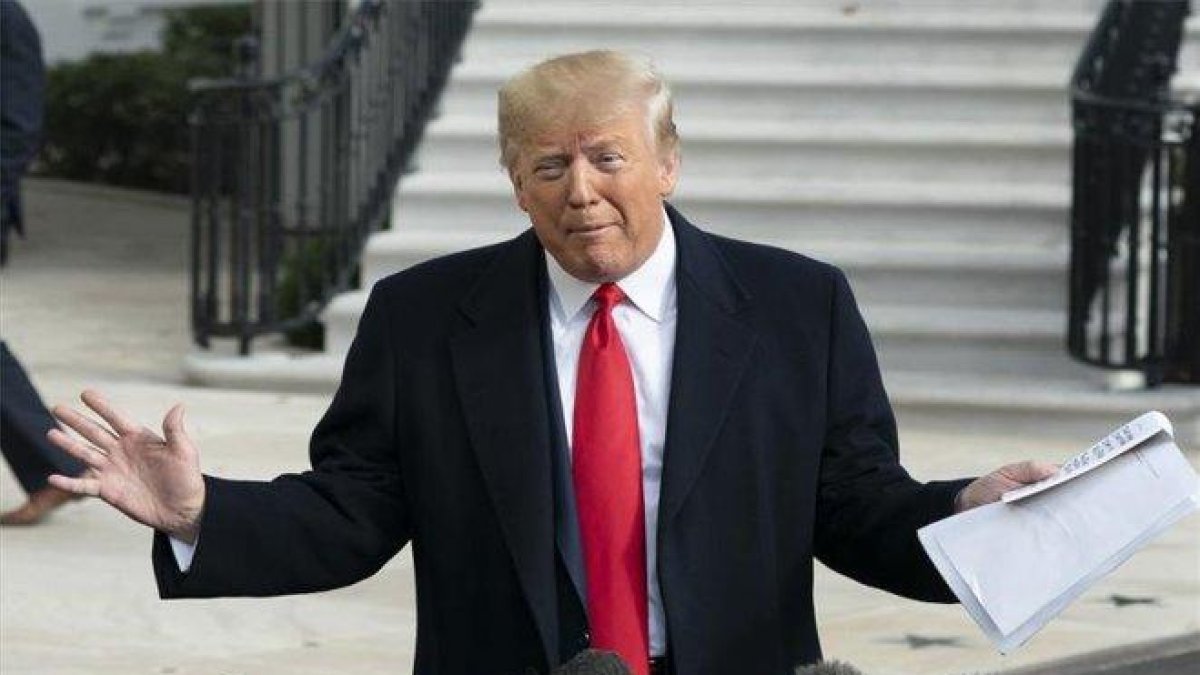 El presidente de los Estados Unidos, Donald Trump, en una visita a una planta de Apple.-EUROPA PRESS