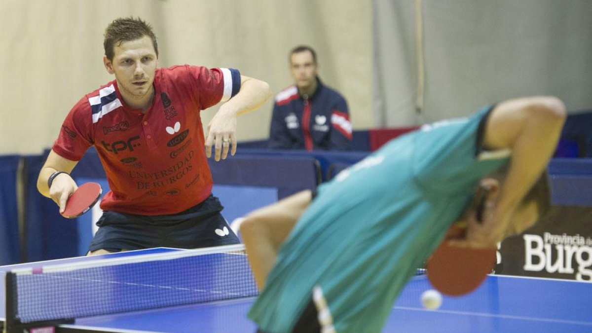 Alexandru Cazacu sumó dos puntos parciales para el UBU TPF ante Leka Enea-Israel L. Murillo
