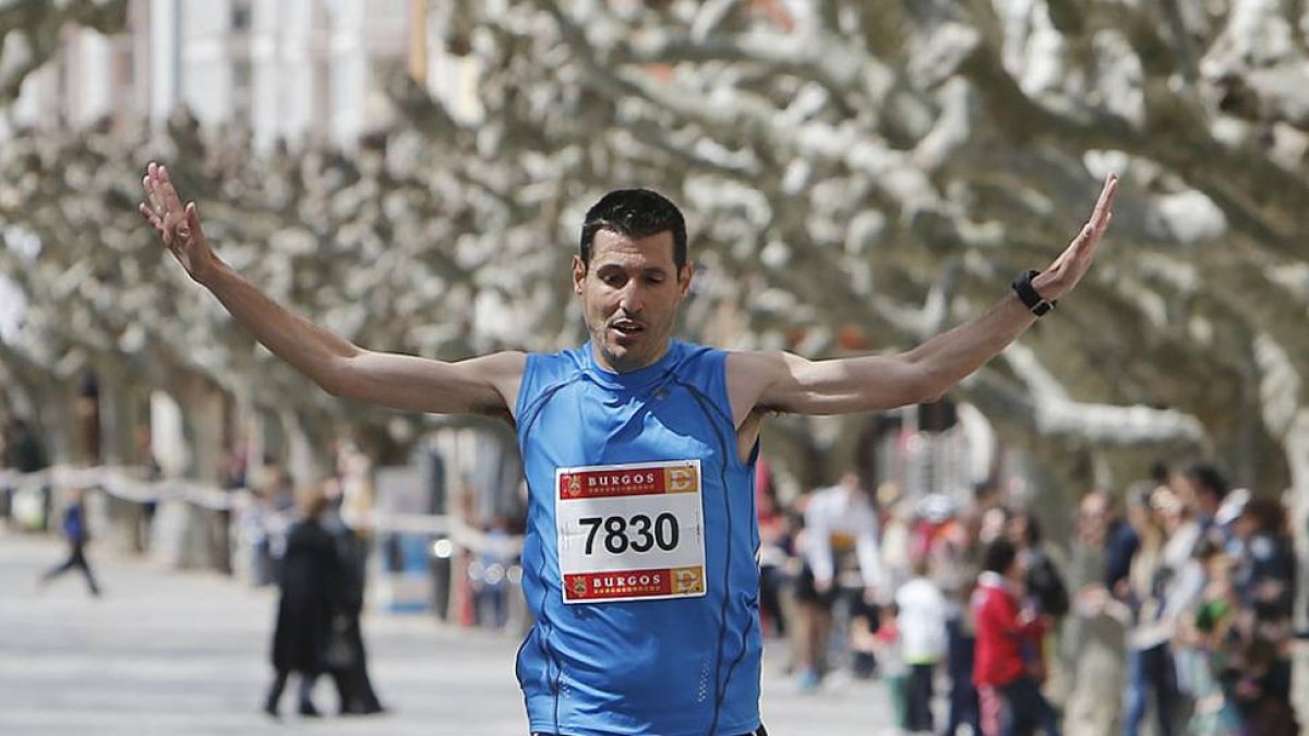 Javi Ruedas celebra su triunfo en la recta de meta instalada en El Espolón.-RAÚL G. OCHOA
