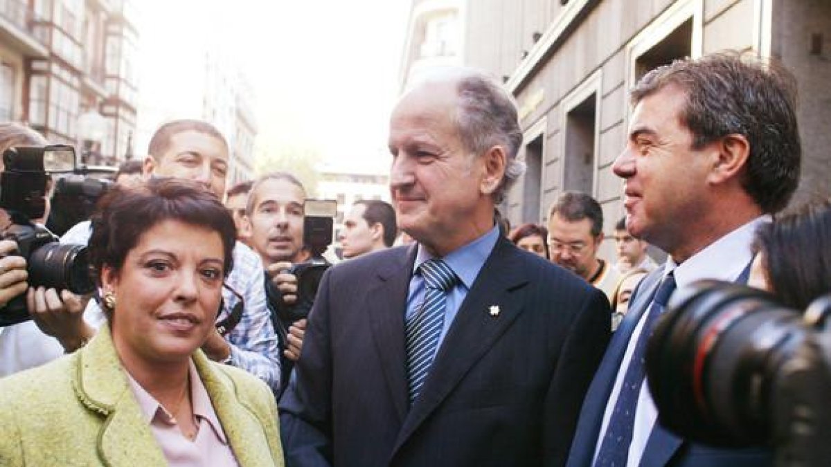 Juan Maria Atutxa (centro), junto a Kontxi Bilbao y Gorka Knorr, antes del juicio por desobediencia, en octubre del 2005 en Bilbao.-VINCENT WEST