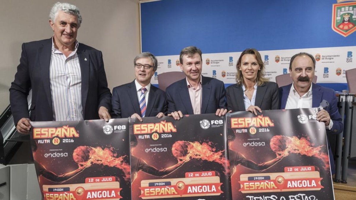 Romay (FEB), Ortega (Campofrío) y Sáinz (FBCyL) posan junto al alcalde, Lacalle, y la concejal De laFuente con los carteles anunciadores del amistoso.-SANTI OTERO