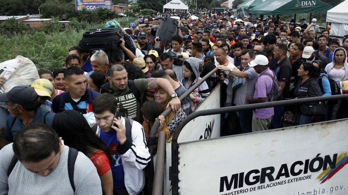 Colas de personas que intentan cruzar la frontera desde Venezuela hacia Colombia, a través del puente internacional Simón Bolívar, en Cúcuta (Colombia), el 13 de febrero.-REUTERS / CARLOS EDUARDO RAMIREZ