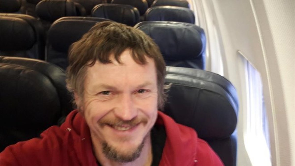 Skirmantas Strimaitis se hace un selfie en el avión en el que viajó solo.-AP
