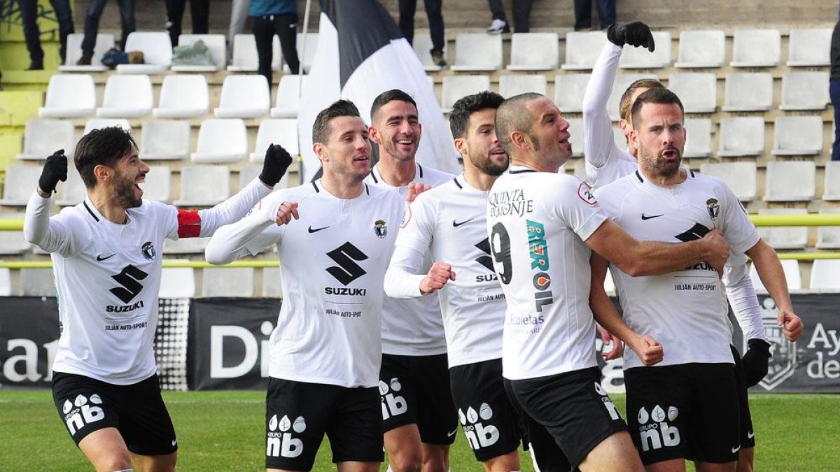 Los jugadores blanquinegros festajan la consecución del tanto de Goti que les dio la victoria-Israel L. Murillo