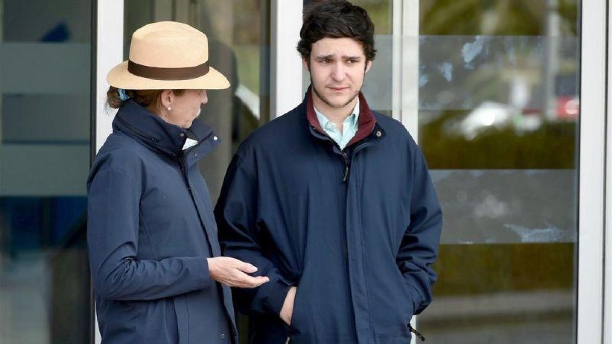 Froilán junto a su madre, la infanta Elena, a la salida del Hospital Universitario de La Moraleja.-FERNANDO VILLAR