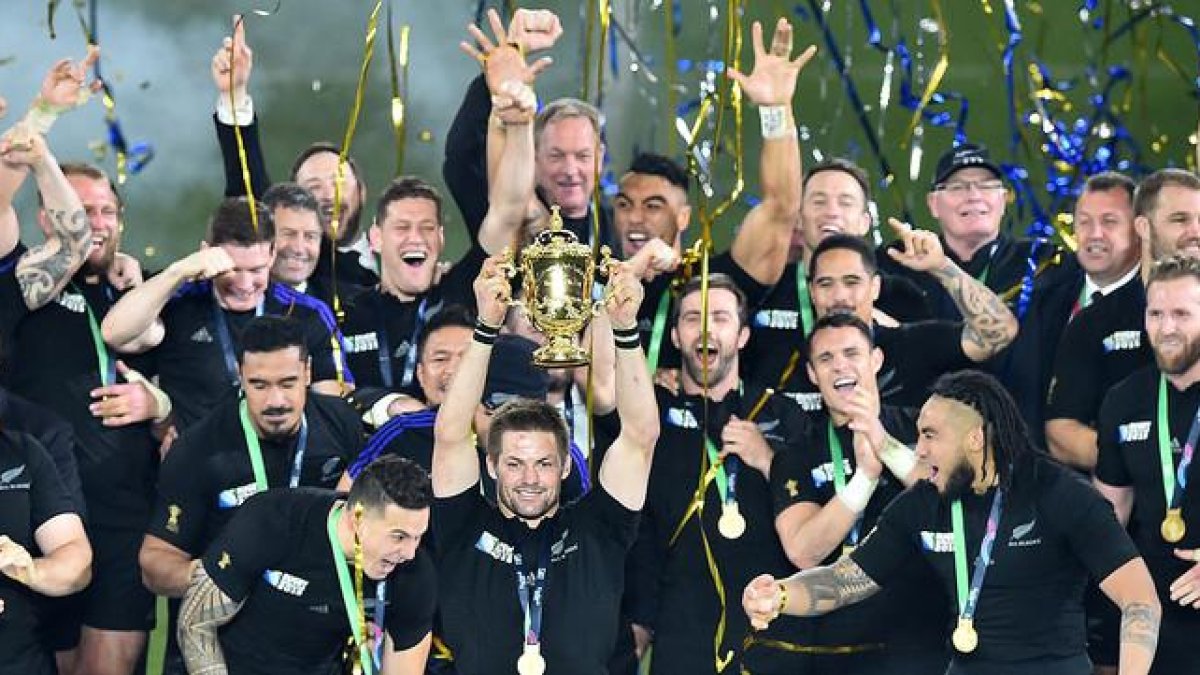 Los All Blacks neozelandeses celebran su triunfo en la final del Mundial de rugbi ante los Wallabies australianos, en Twickenham.-AFP / GABRIEL BOUYS