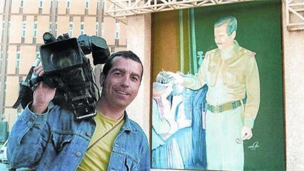 El cámara de Tele 5 José Couso, en Bagdad ante un retrato de Sadam Husein, en una imagen del documental 'Hotel Palestina'.-TELECINCO
