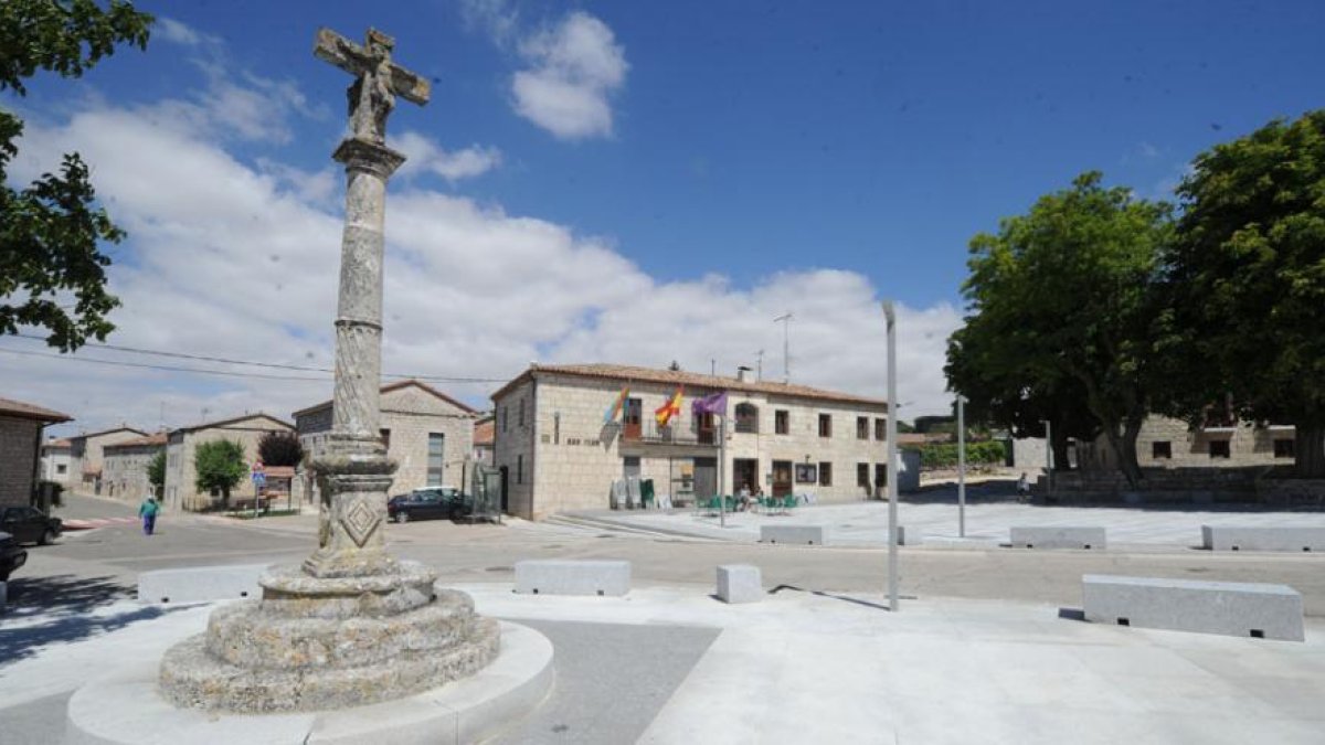 Imagen de la plaza con el Ayuntamiento de la localidad al fondo.-ISRAEL L. MURILLO