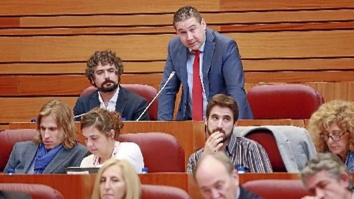 Arriba, los dos procuradores del Mixto, José Sarrión y Luis Mariano Santos; abajo, a la izquierda, Pablo Fernández (Podemos).-ICAL