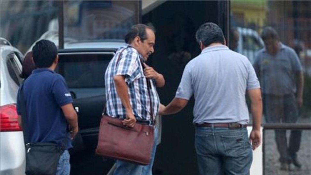 Agentes de la Fiscalía de Bolivia acompañan detenido al director general de la compañía aérea Lamia, Gustavo Vargas Gamboa.-EFE