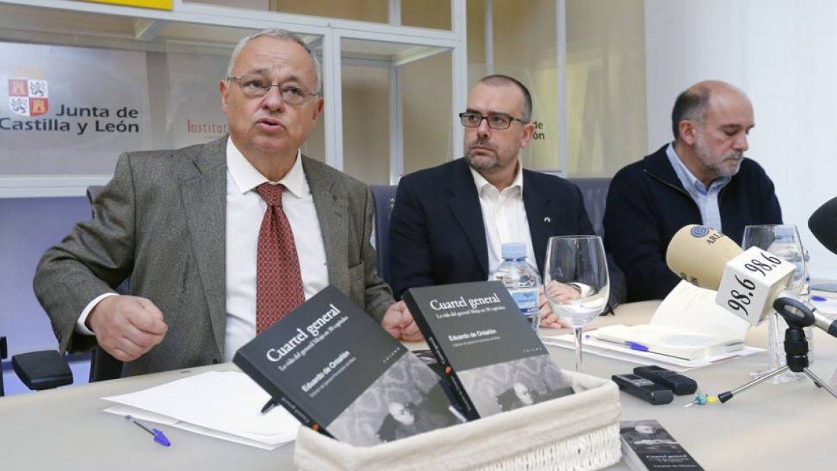 Gonzalo Santonja, Ignacio Fernández de Mata y José Ángel Zapatero, ayer en la presentación del volumen en el Palacio de la Isla.-Raúl Ochoa