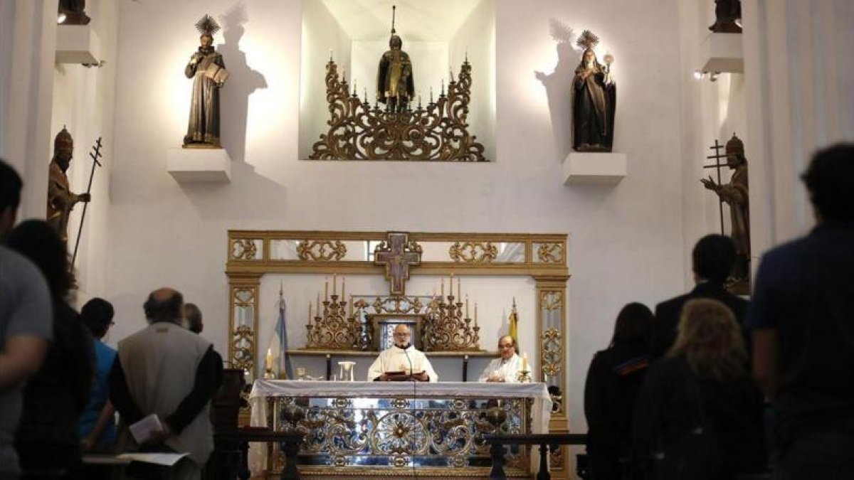 Un párroco oficia misa.-EFE / DAVID FERNÁNDEZ