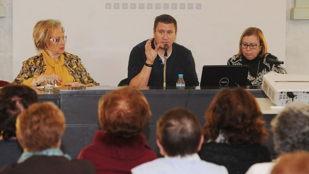 El responsable de Hogares de Cáritas, David Alonso, en la charla que impartió ayer.-ISRAEL L. MURILLO