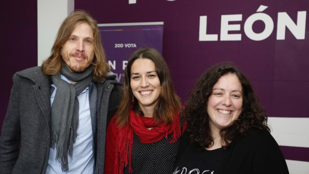 La eurodiputada de Podemos Estefanía Torres (D); el secretario autonómico, Pablo Fernández y la diputada Ana Marcello (C), mantienen un encuentro con asociaciones ganaderas y productores leoneses para conocer las necesidades del sector-ICAL