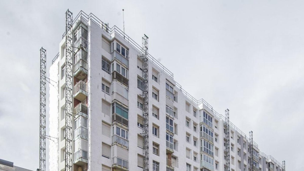 Obras en la fachada de un edificio de la capital.-RAÚL G. OCHOA