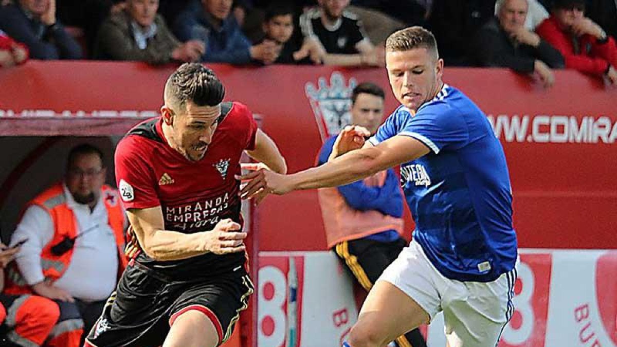 Álvaro Rey supera por banda derecha a un jugador del Real Oviedo B.-@CDMIRANDES