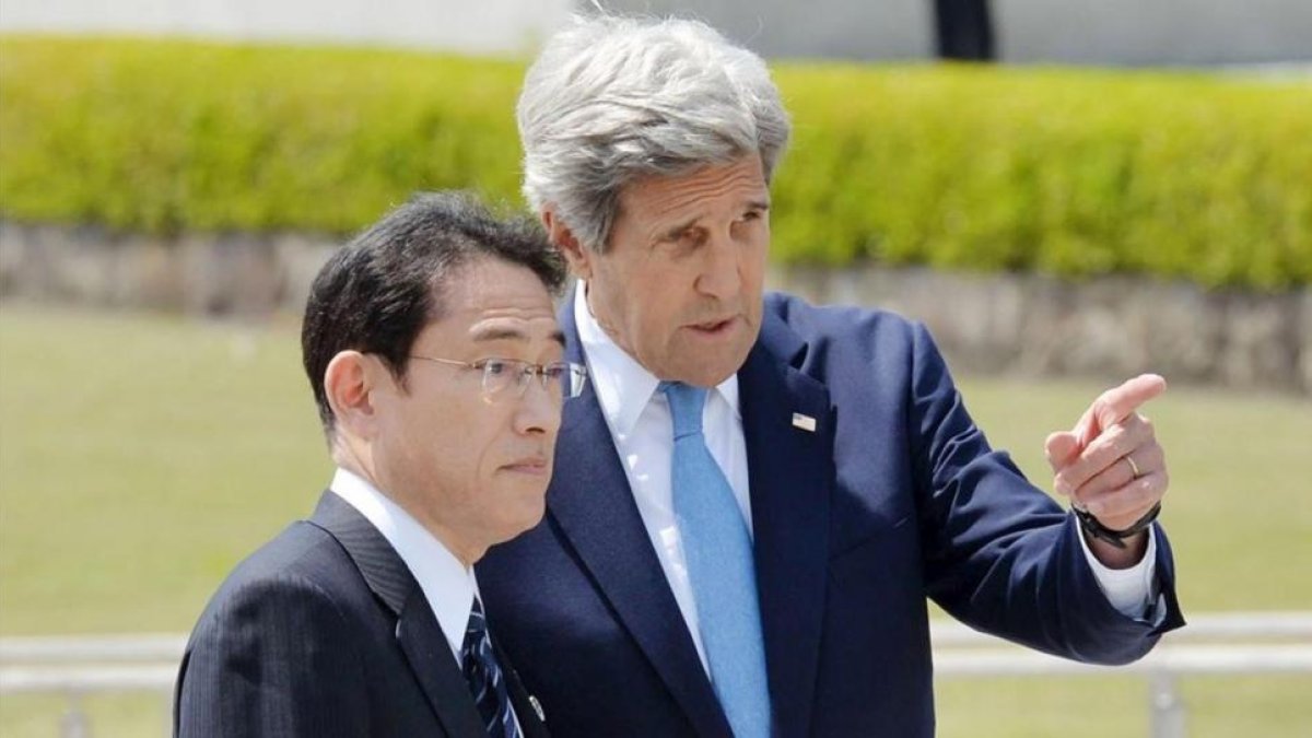 El secretario de Estado de EEUU, John Kerry (derecha), junto a su homólogo japonés, Fumio Kishida, en el homenaje a las víctimas de Hiroshima, este lunes.-KYODO