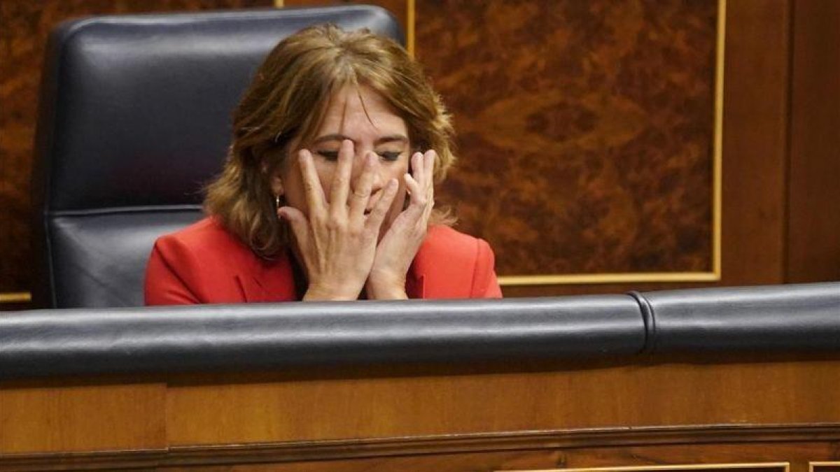 La ministra Dolores Delgado, escuchando a la oposición, durante un pleno en el Congreso de los Diputados.-JOSE LUIS ROCA
