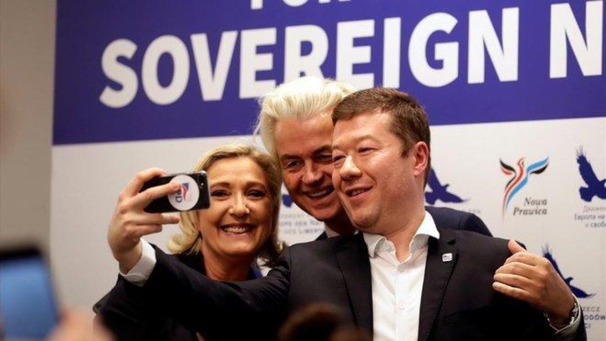 Le Pen, Okamura y Wilders se hacen una foto en Praga.-REUTERS / DAVID W. CERNY