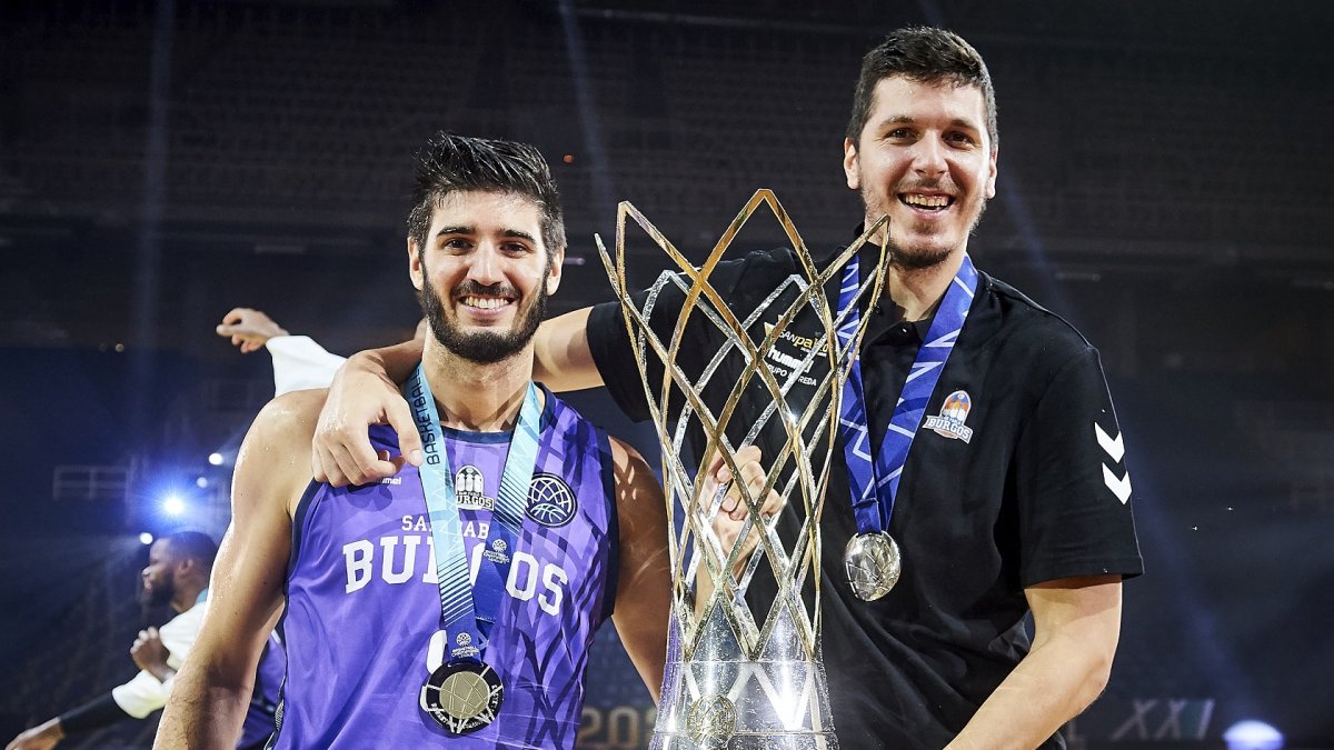Álex Barrera y Goran Huskic posan sobre el parquet del OAKA ateniense con el trofeo recién conquistado. B. B. HOJAS / SPB