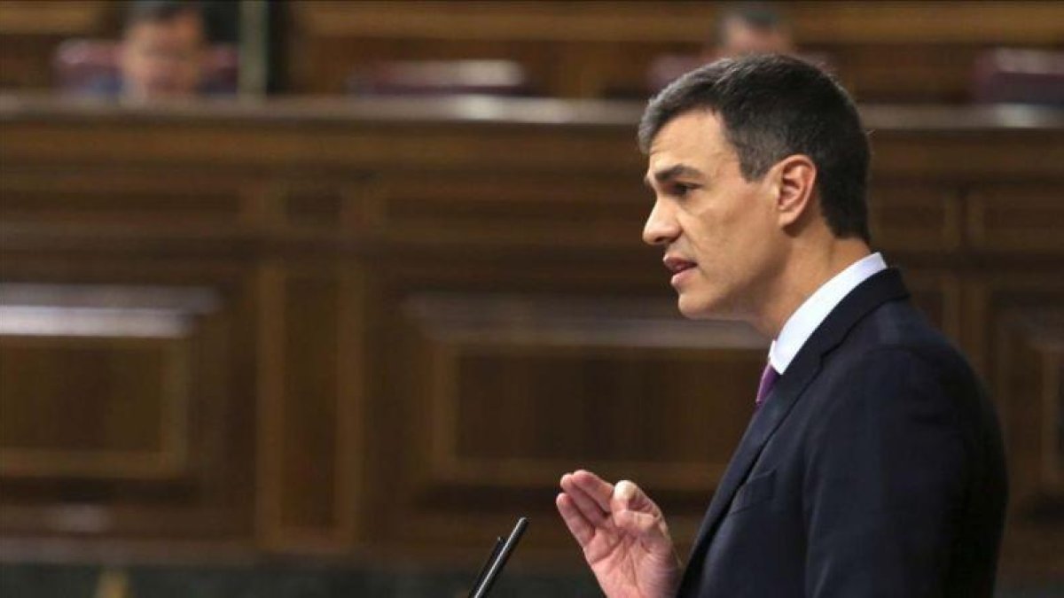 El presidente del Gobierno, Pedro Sánchez, durante su intervención en el pleno del Congreso, el pasado día 27, antes de la reunión del Consejo Europeo.-DAVID CASTRO