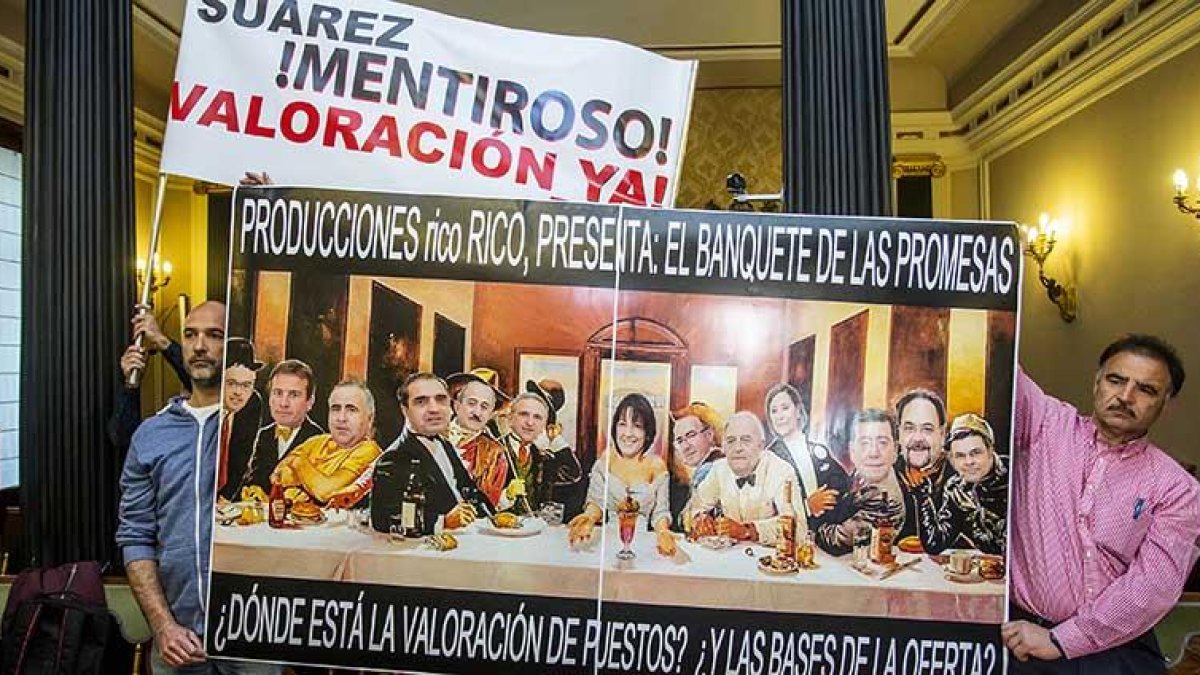 Un grupo de trabajadores de la Diputación se manifestó durante el pleno para criticar la gestión del equipo de Gobierno en materia laboral.-SANTI OTERO