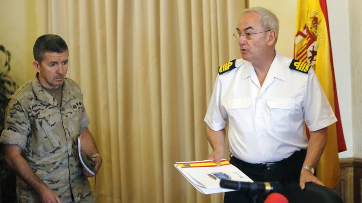 El almirante Teodoro López (i) acompañado del coronel Ángel Miguel Santamaría.-RAÚL G. OCHOA