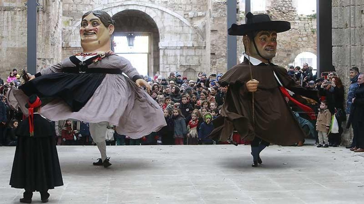 El patio del monasterio se llenó de personas para ver a los protagonistas.-RAÚL G. OCHOA