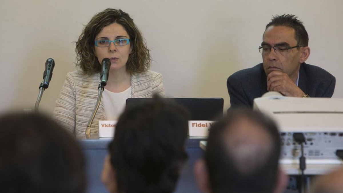 Victoria Molpeceres, de ADE, junto a Fidel Velasco, de CCOO, ayer, al inicio de la jornada.-RAÚL G. OCHOA