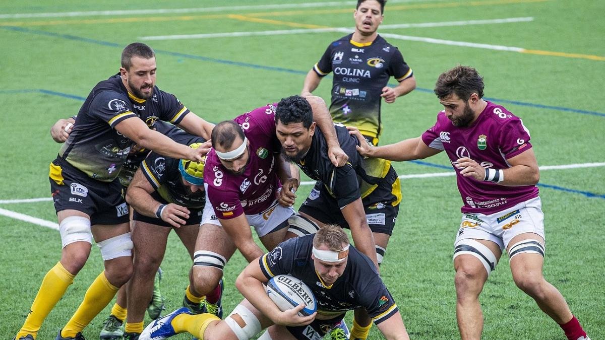 Ascroft-Leigh protege la posesión del oval.-SANTI OTERO