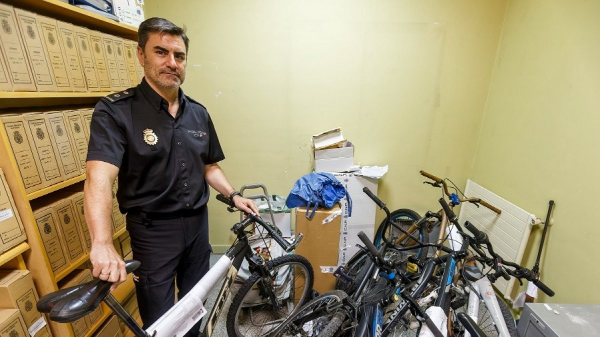 El inspector jefe de la Brigada Provincial de la Policía Judicial de Burgos, José Manuel del Barco, en una sala repleta de bicis robadas. SANTI OTERO