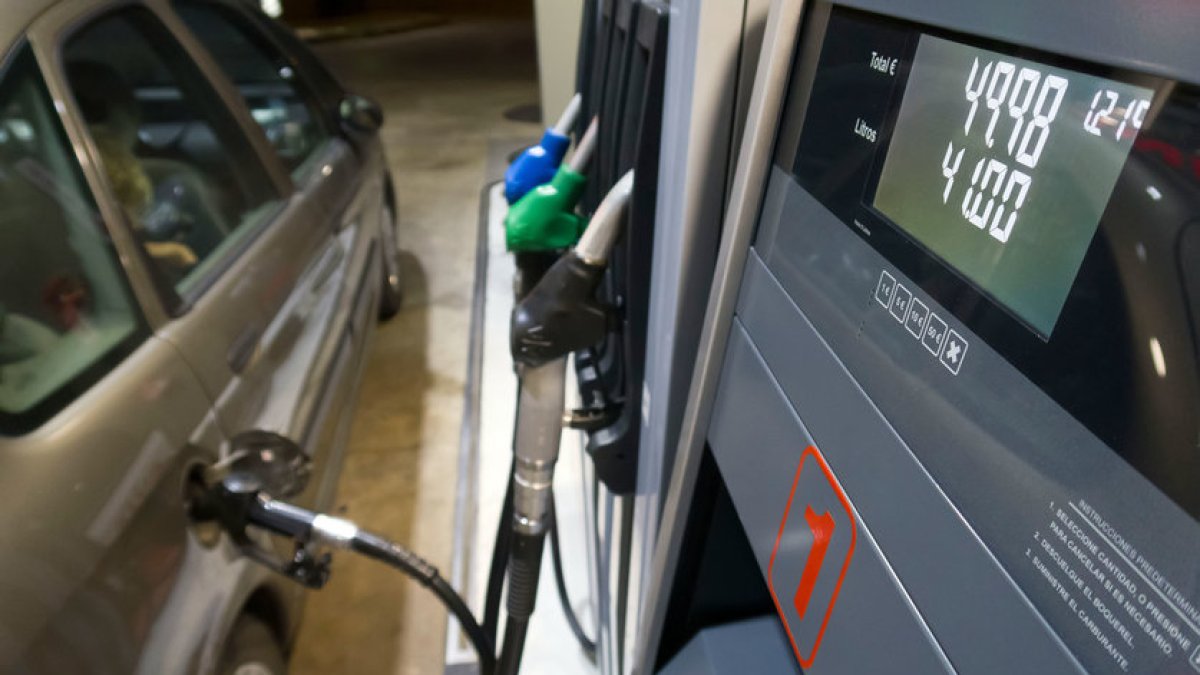 Un consumidor reposta en una estación de servicio automática. SANTI OTERO