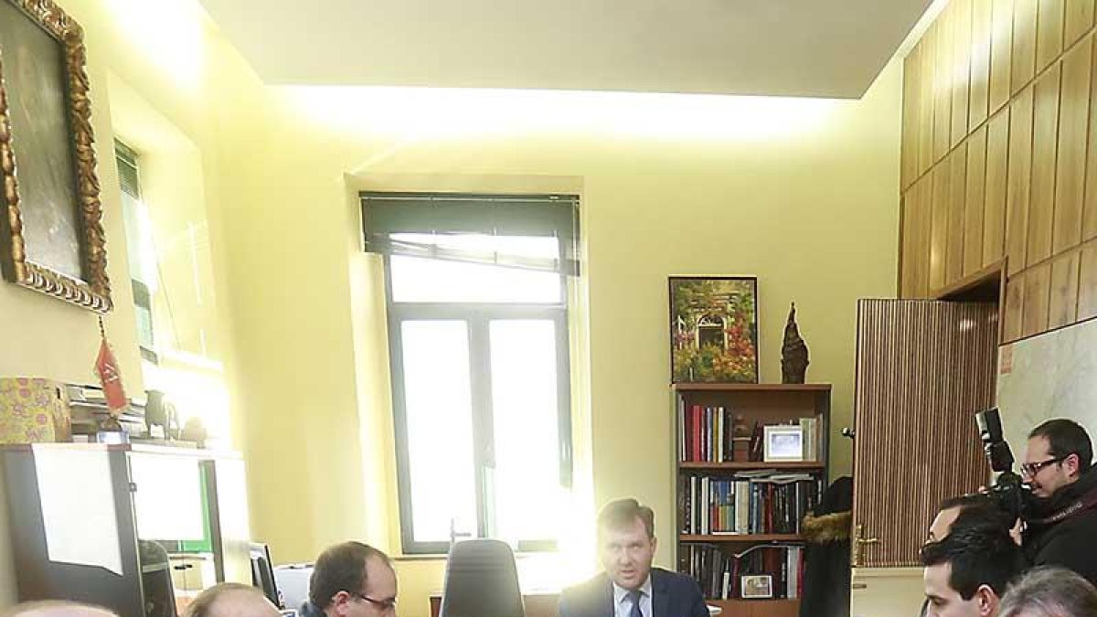 Una de las reuniones de la federación con el alcalde de Burgos.-R. OCHOA