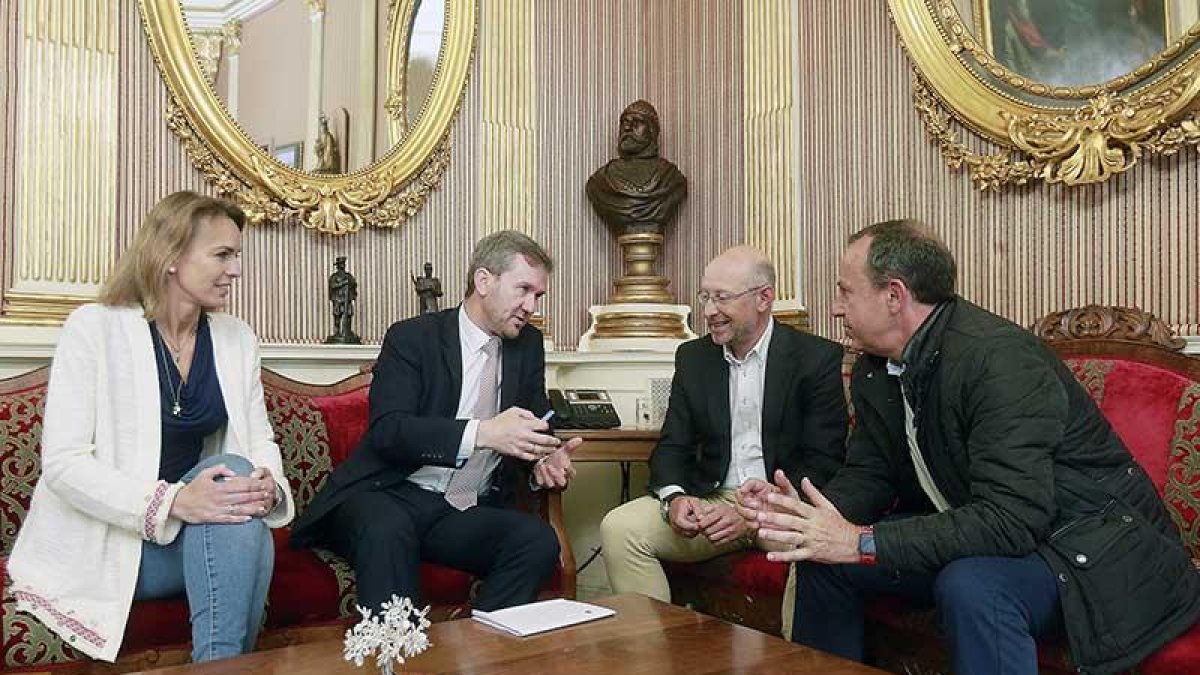 Lorena De la Fuente y Javier Lacalle conversan con los directivos Iñaki Sicilia y Eduardo González-Raúl G. Ochoa