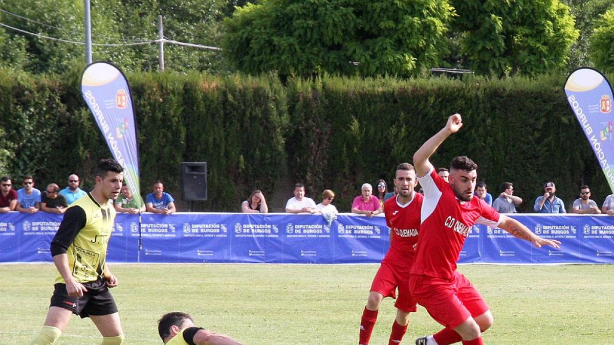 El jugador de Quemada Átomo esquiva la entrada de un defensor de Villalbilla en la final delTrofeo Diputación disputado ayer en Arlanza-Fermando Miguel