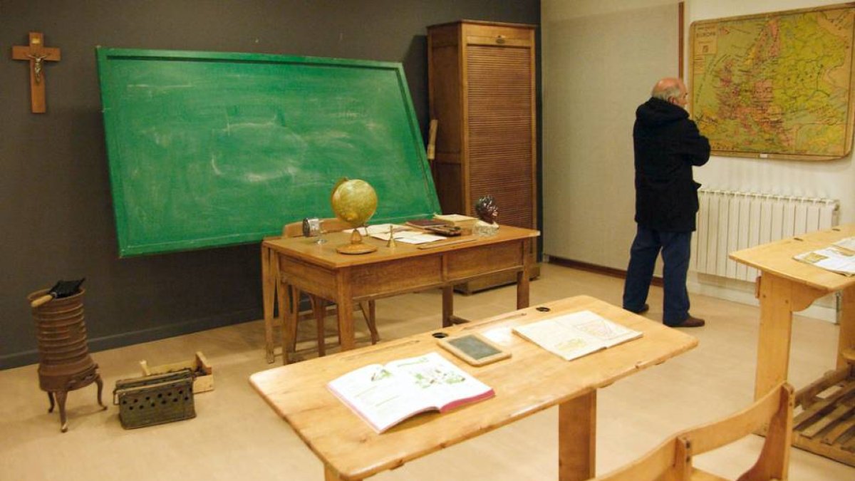 Panorámica de la recreación de un aula en la escuela de mediados del siglo XX en las escuelas de los pueblos.-G. G.