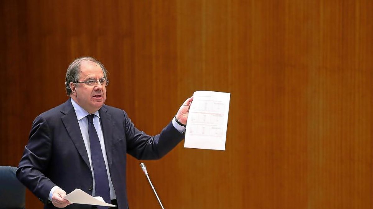 Herrera exhibe un documento durante el debate.-ICAL