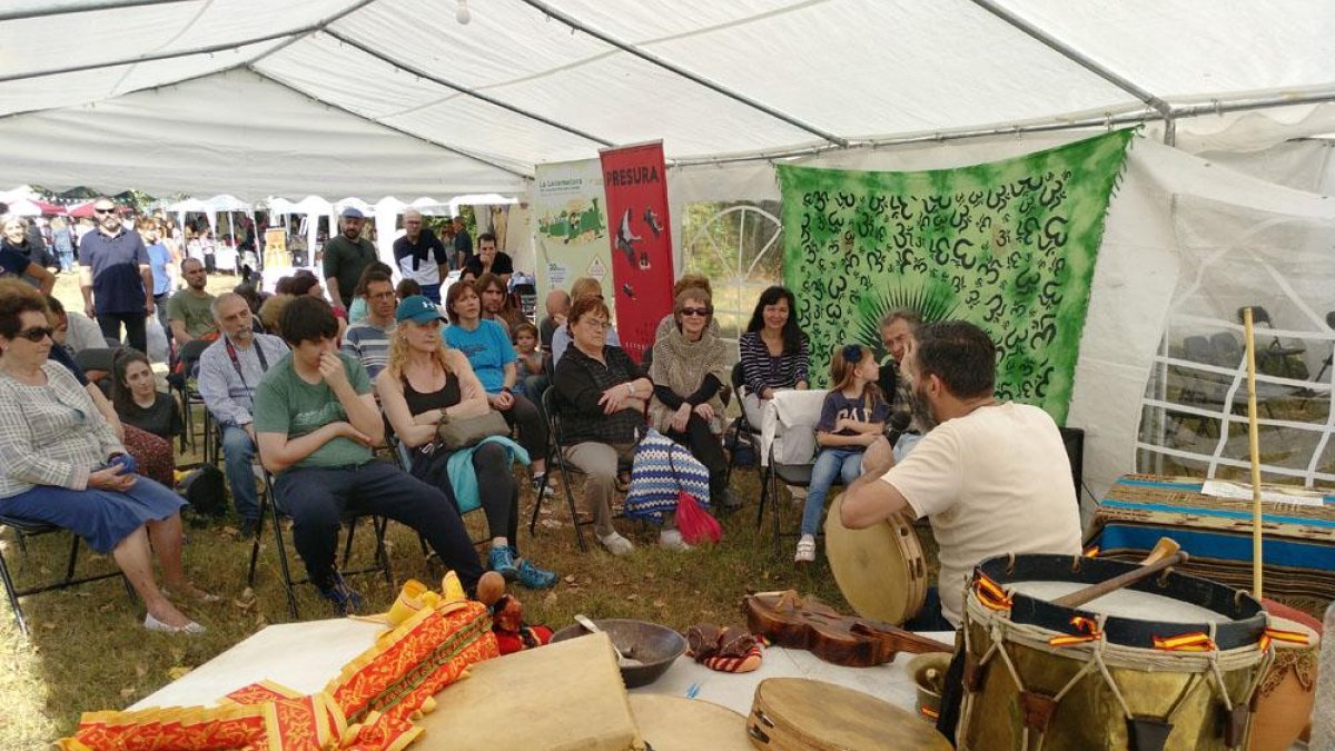 A la feria se sumó la charla de Alfonso Díez sobre música y naturaleza.-ECB